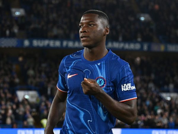 El ecuatoriano Moisés Caicedo fue elegido como el jugador del año del Chelsea - copia