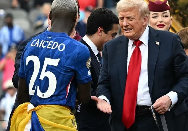 El ecuatoriano Moisés Caicedo recibió la medalla de campeón del Mundial de Clubes 2025 de manos del presidente de Estados Unidos, Donald Trump.