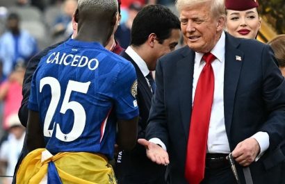 El ecuatoriano Moisés Caicedo recibió la medalla de campeón del Mundial de Clubes 2025 de manos del presidente de Estados Unidos, Donald Trump.