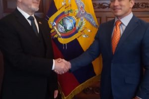 El embajador ruso en Ecuador, Vladimir Sprinchan junto al presidente Daniel Noboa.