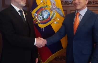 El embajador ruso en Ecuador, Vladimir Sprinchan junto al presidente Daniel Noboa.