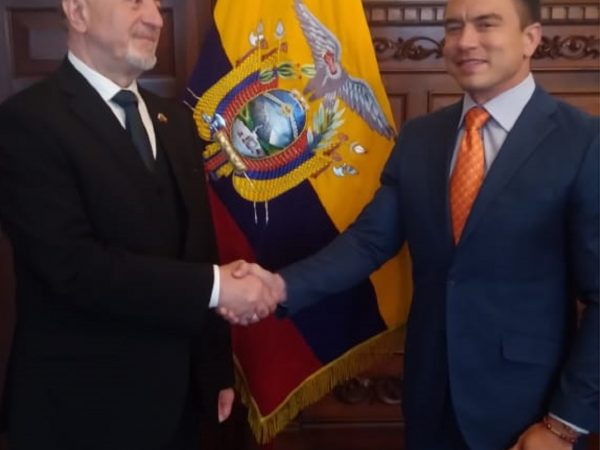 El embajador ruso en Ecuador, Vladimir Sprinchan junto al presidente Daniel Noboa.