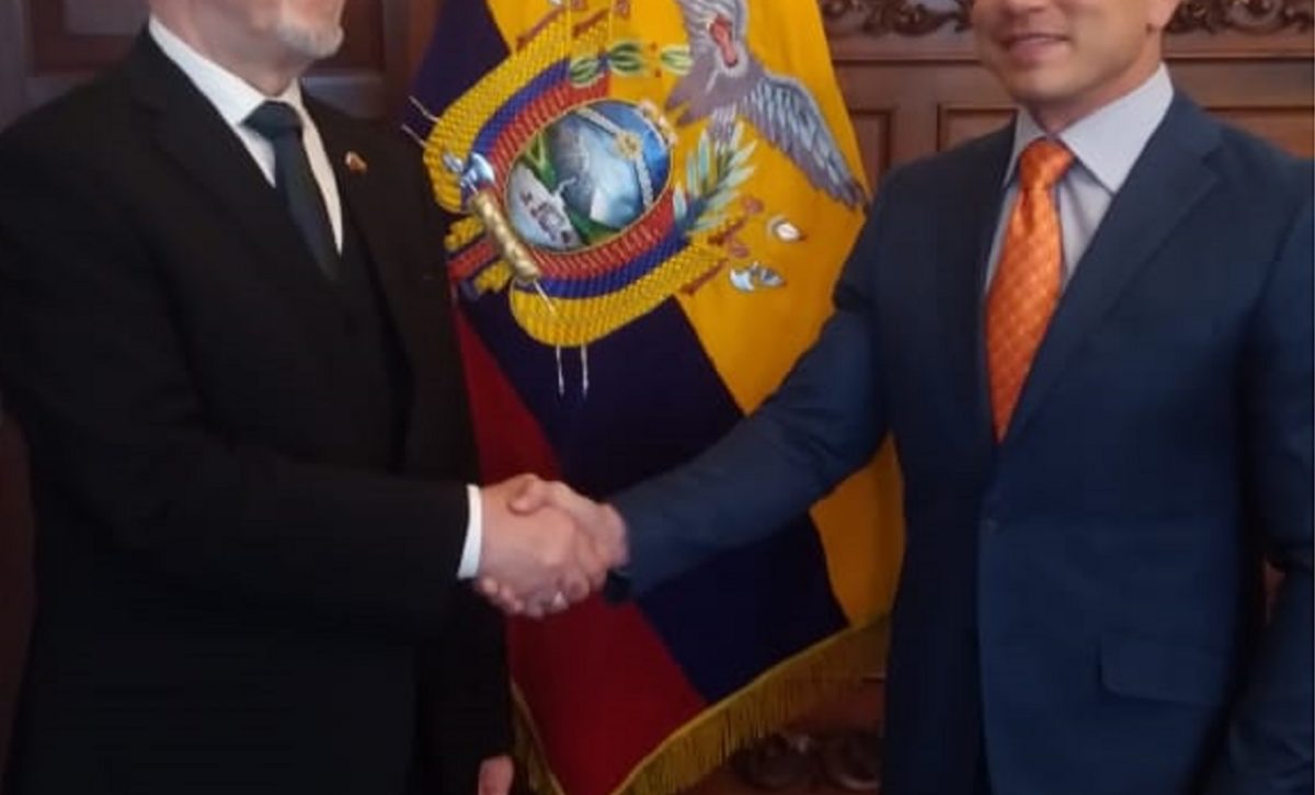 El embajador ruso en Ecuador, Vladimir Sprinchan junto al presidente Daniel Noboa.