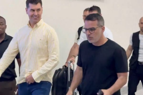 El entrenador español Ismael Rescalvo aterrizó la tarde de este sábado 21 de junio en el Aeropuerto Internacional José Joaquín de Olmedo de Guayaquil.