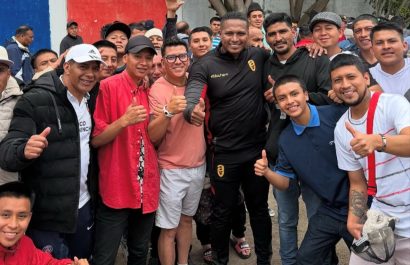 El exfutbolista Antonio Valencia visitó un centro de rehabilitación