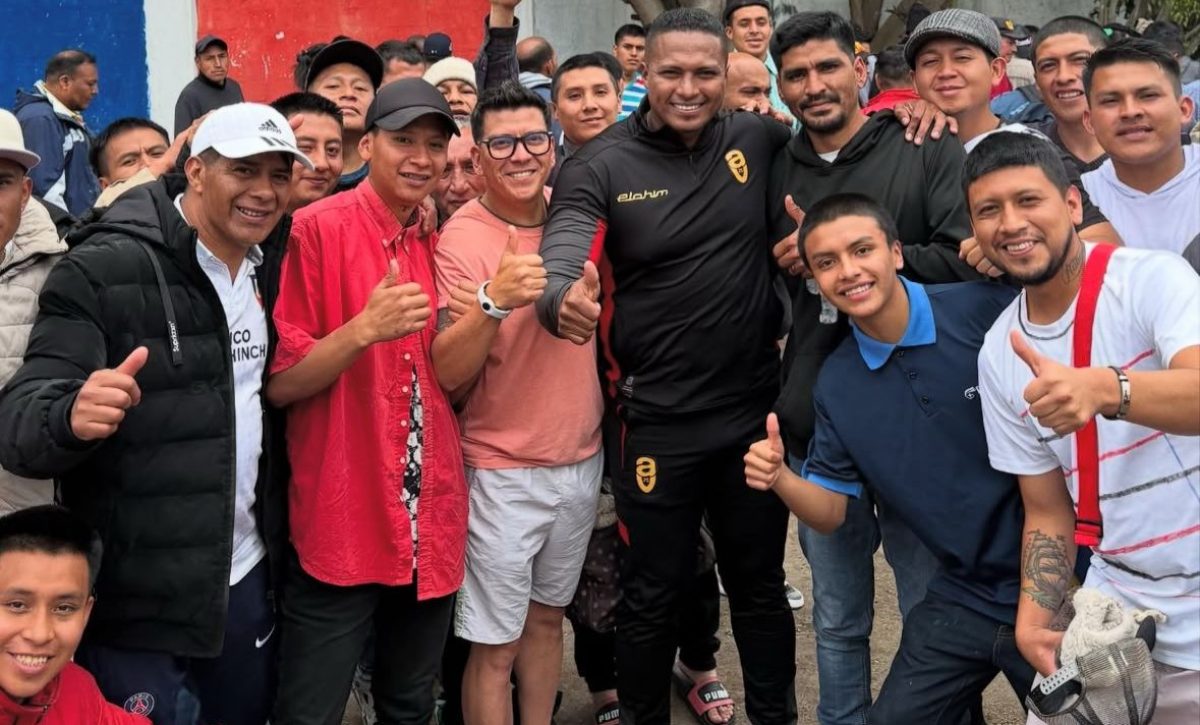 El exfutbolista Antonio Valencia visitó un centro de rehabilitación