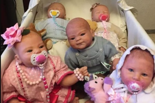 El fenómeno de los bebés hiperrealistas divide opiniones en Brasil.