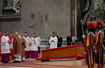 El féretro del Papa Francisco llegó a la Basílica de San Pedro en medio de una emotiva procesión