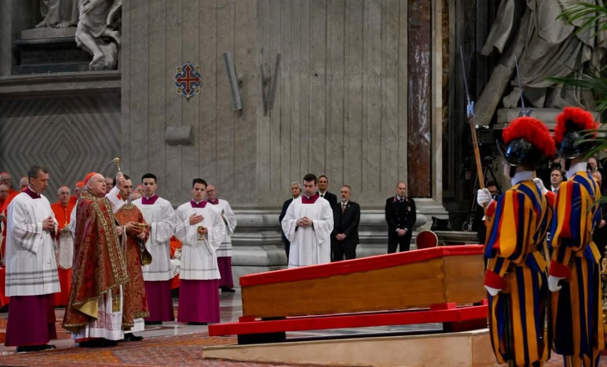 El féretro del Papa Francisco llegó a la Basílica de San Pedro en medio de una emotiva procesión