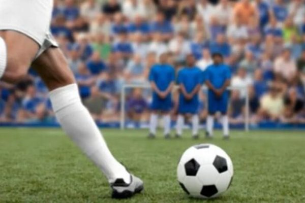 El futbolista no profesional debe tener cuidados para proteger su salud.