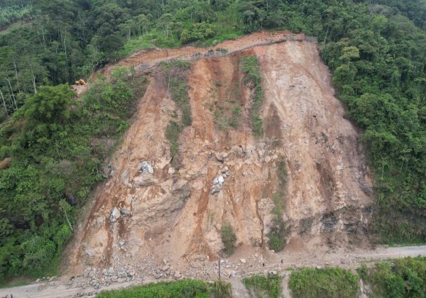 El kilómetro 83 de la vía Alóag–Santo Domingo reabrirá con un solo carril este jueves, 19 de junio, informó la Prefectura