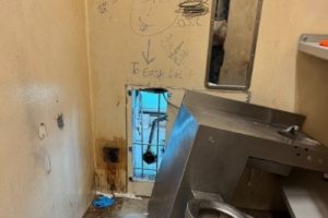 El lugar por donde fugaron los detenidos en una cárcel de Estados Unidos