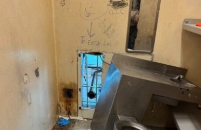 El lugar por donde fugaron los detenidos en una cárcel de Estados Unidos