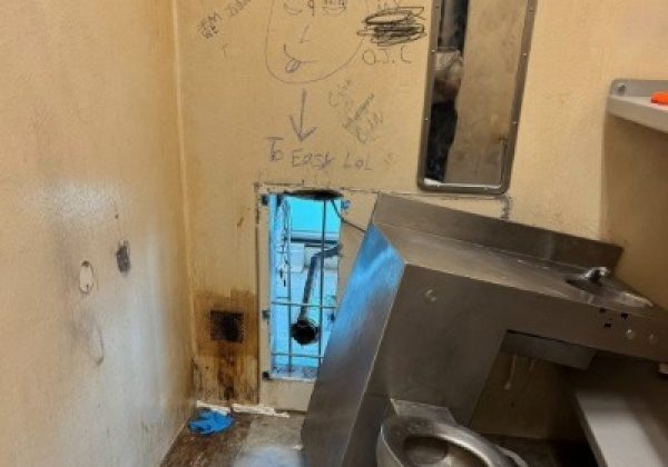 El lugar por donde fugaron los detenidos en una cárcel de Estados Unidos