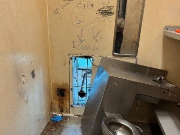 El lugar por donde fugaron los detenidos en una cárcel de Estados Unidos