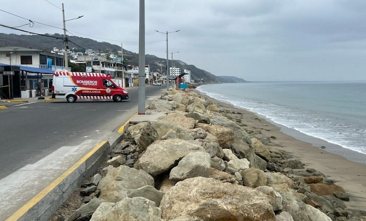 El malecón de la parroquia Crucita, en el cantón Portoviejo, se cerró  al tránsito vehicular desde las primeras horas de este miércoles