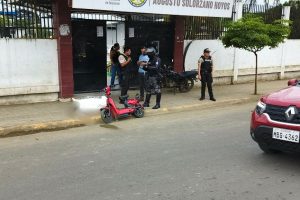 El menor quedó sin vida en los exteriores de una unidad educativa de Chone.