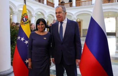 El ministro de Exteriores de Rusia, Sergei Lavrov, y la vicepresidenta de Venezuela, Delcy Rodríguez. FOTO Europa Press.