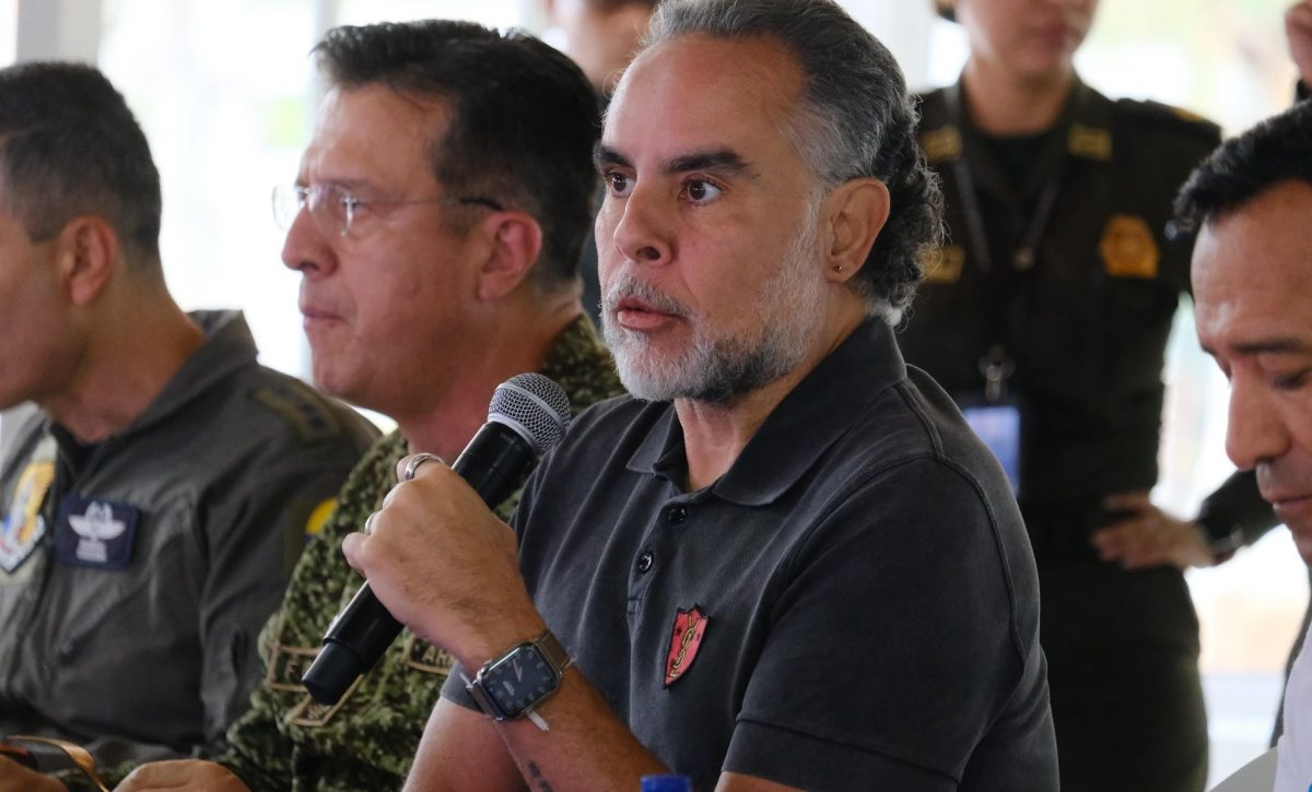 El ministro del Interior de Colombia reconoce su adicción al alcohol y las drogas