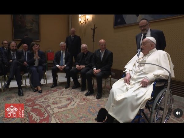 El papa Francisco recibe al personal que lo atendió durante su hospitalización Gracias por el buen servicio