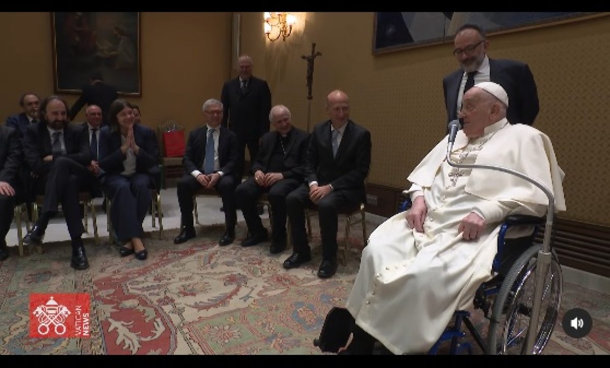 El papa Francisco recibe al personal que lo atendió durante su hospitalización Gracias por el buen servicio