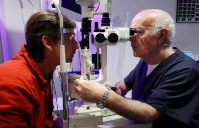 El parpadeo disminuye más de un 40% cuando se usan pantallas, lo que favorece al síndrome del ojo seco