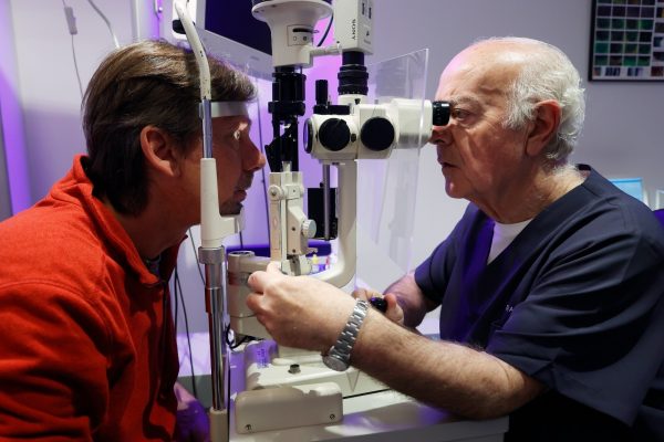 El parpadeo disminuye más de un 40% cuando se usan pantallas, lo que favorece al síndrome del ojo seco