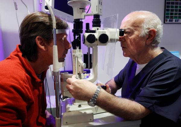 El parpadeo disminuye más de un 40% cuando se usan pantallas, lo que favorece al síndrome del ojo seco