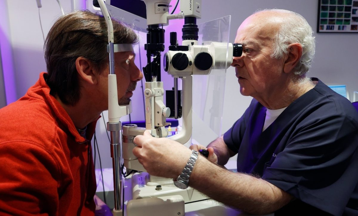 El parpadeo disminuye más de un 40% cuando se usan pantallas, lo que favorece al síndrome del ojo seco