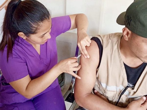 El personal del Puesto de Salud de Shaime se activó para vacunar a la población que no contaba con antecedentes de inmunización contra la fiebre amarilla.