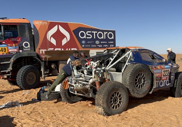 El piloto argentino Kevin Benavides, bicampeón del Rally Dakar en la categoría de motos, anunció su retiro de la competencia profesional en dos ruedas.