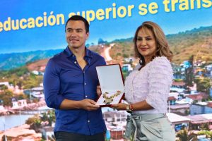 El presidente Daniel Noboa fue reconocido por su compromiso con la educación superior y la entrega de más de 409.000 becas en Ecuador