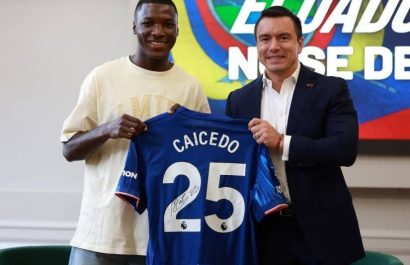 El presidente Daniel Noboa, se reunió con el futbolista ecuatoriano Moisés Caicedo, durante su visita a Reino Unido.