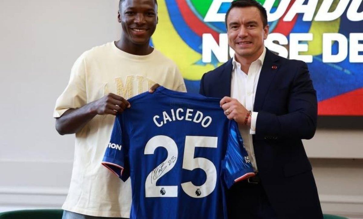 El presidente Daniel Noboa, se reunió con el futbolista ecuatoriano Moisés Caicedo, durante su visita a Reino Unido.