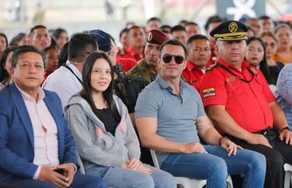 El presidente reelecto Daniel Noboa durante una visita previo a las elecciones en Santo Domingo.