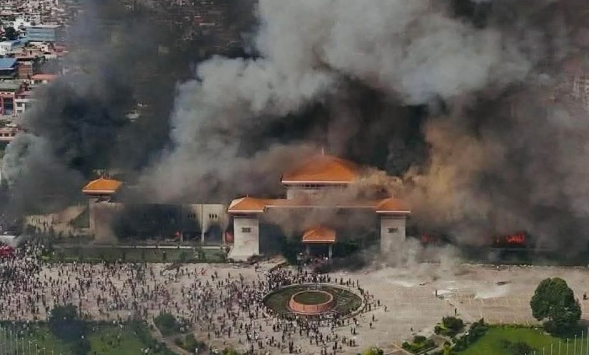 El primer ministro de Nepal, K.P. Sharma Oli, presentó su renuncia este martes tras dos días de protestas masivas que dejaron al menos 19 muertos