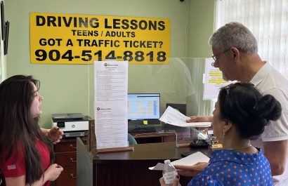el proceso incluye un curso de alcohol y drogas, un requisito obligatorio en Florida para obtener por primera vez una licencia de conducir Clase E (vehículos personales).