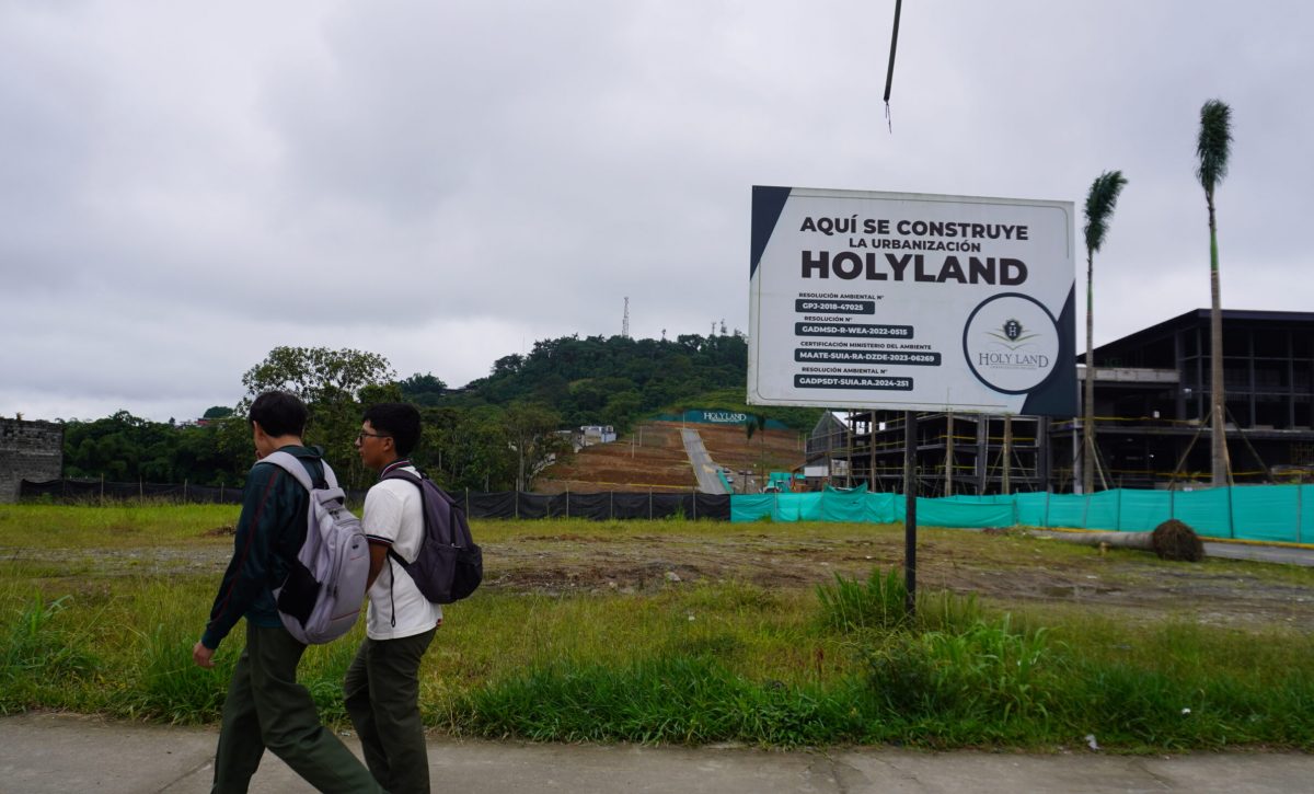 El proyecto Holyland se expande en las faldas del cerro Bombolí, generando debate sobre urbanismo y derechos de la naturaleza.