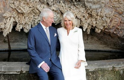 El rey Carlos III y la reina Camila de Inglaterra visitan al papa en su 20º aniversario