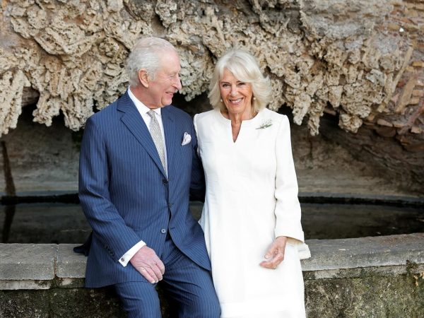 El rey Carlos III y la reina Camila de Inglaterra visitan al papa en su 20º aniversario