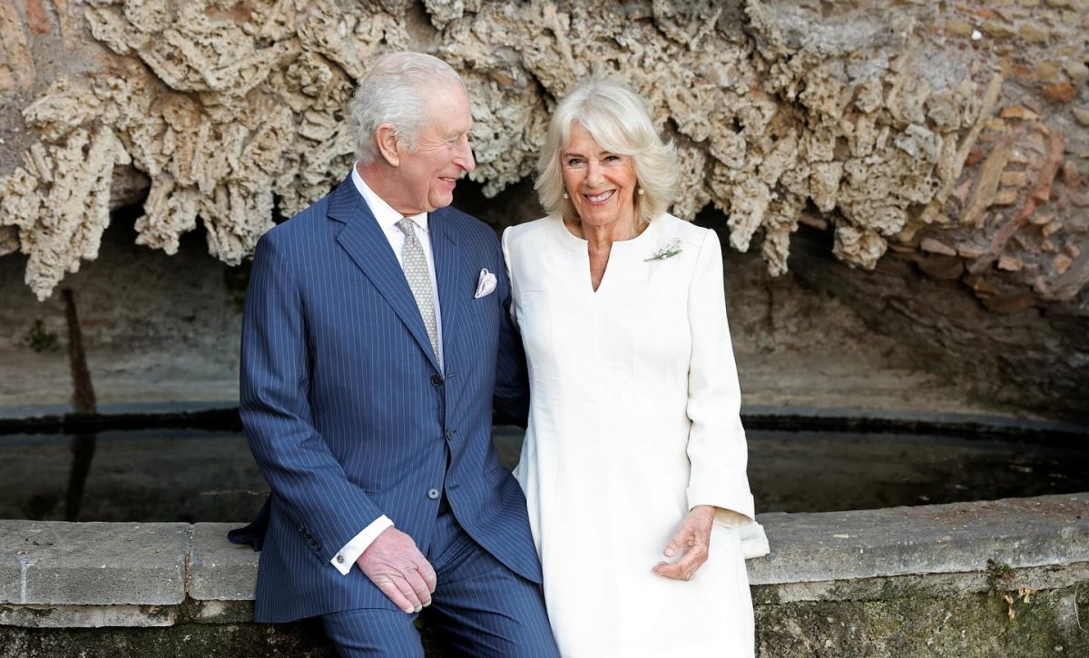 El rey Carlos III y la reina Camila de Inglaterra visitan al papa en su 20º aniversario