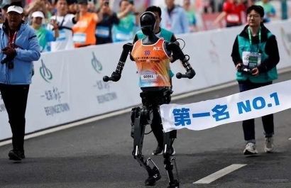 El robot bípedo Tiangong Ultra, desarrollado por la compañía china Humanoid, completó un medio maratón de 21 kilómetros.
