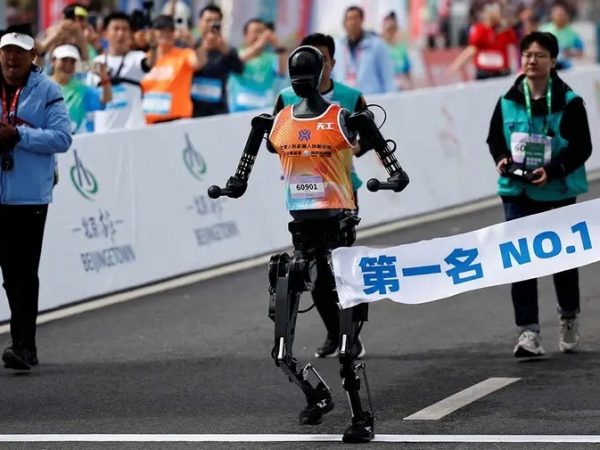 El robot bípedo Tiangong Ultra, desarrollado por la compañía china Humanoid, completó un medio maratón de 21 kilómetros.