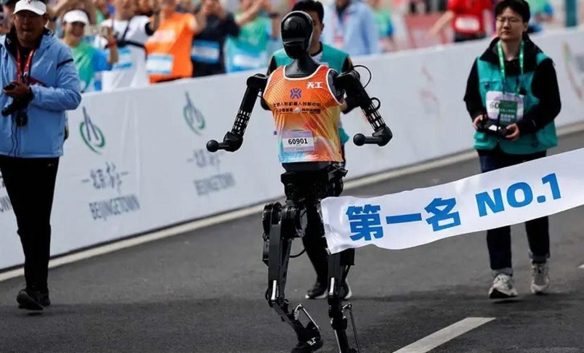 El robot bípedo Tiangong Ultra, desarrollado por la compañía china Humanoid, completó un medio maratón de 21 kilómetros.