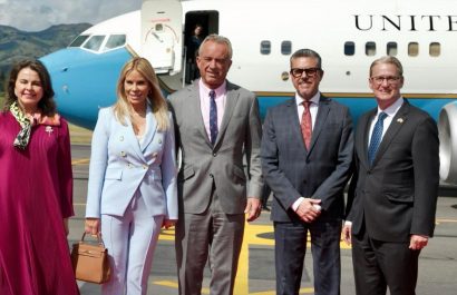 El secretario de Salud de Estados Unidos, Robert F. Kennedy Jr. estuvo en el país para la posesión presidencial de Daniel Noboa. FOTO: Cancillería de Ecuador.