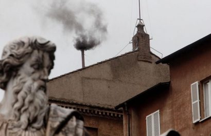 El secreto del humo en el Cónclave del Vaticano ¿Cómo logran la fumata negra y blanca