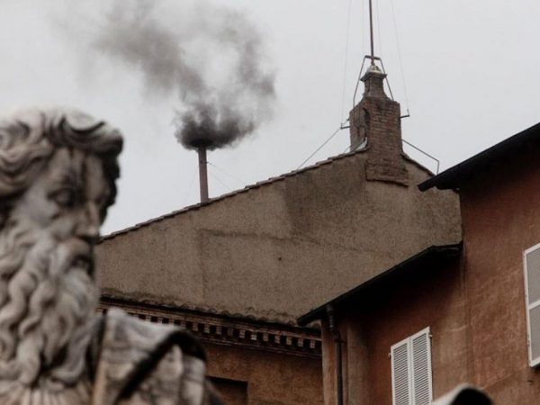 El secreto del humo en el Cónclave del Vaticano ¿Cómo logran la fumata negra y blanca