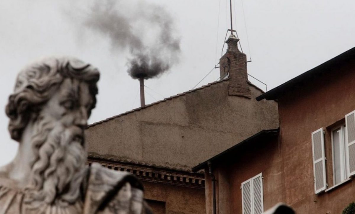 El secreto del humo en el Cónclave del Vaticano ¿Cómo logran la fumata negra y blanca