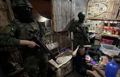El sospechoso fue aprehendido para investigaciones junto a las evidencias.