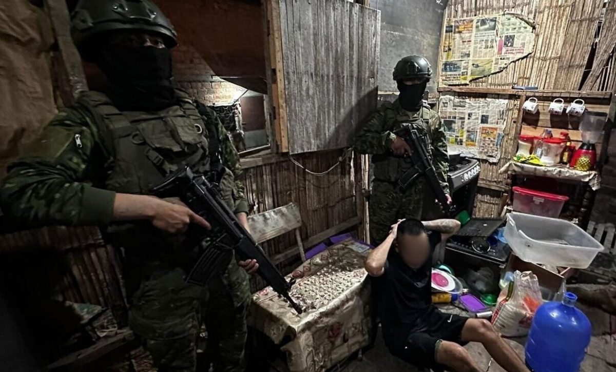 El sospechoso fue aprehendido para investigaciones junto a las evidencias.